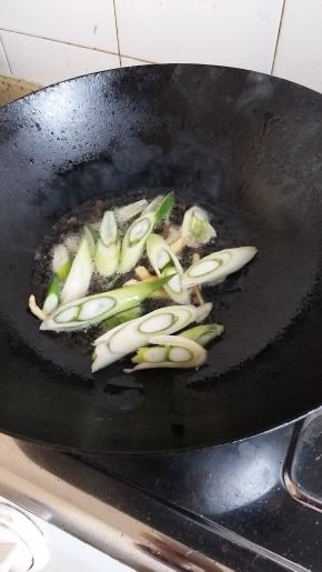 热锅入油先放入葱姜炒香
