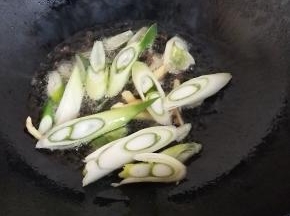热锅入油先放入葱姜炒香