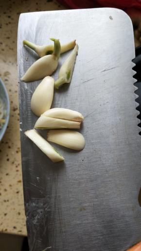 准备蒜片备用