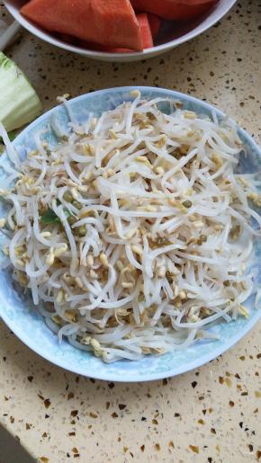 绿豆芽用清水洗净后再用开水烫过