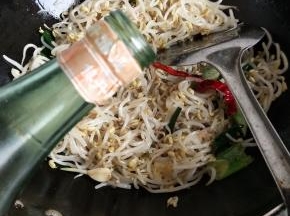 然后再倒入锅内翻炒，早放香醋