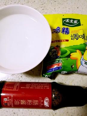 先准备好肠粉的酱汁，称重好酱汁需要的食材。