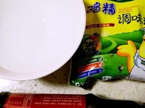 先准备好肠粉的酱汁，称重好酱汁需要的食材。