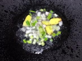 锅中倒入适量的食用油，油热后爆香葱花和姜片。
