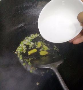 往锅中倒入清水