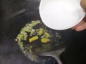 往锅中倒入清水