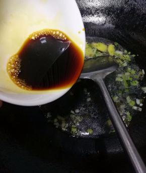倒入肠粉酱油，加入鸡精，耗油，香油，煮开酱汁