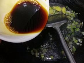 倒入肠粉酱油，加入鸡精，耗油，香油，煮开酱汁