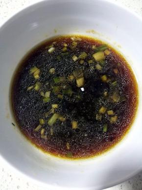 煮开的酱汁装到一个碗里