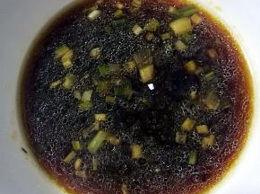 煮开的酱汁装到一个碗里