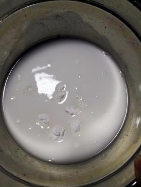 倒入称好的清水。