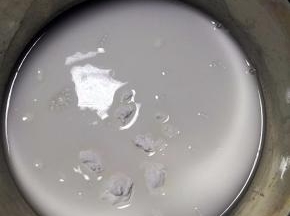 倒入称好的清水。