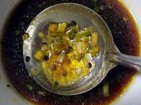 用漏勺捞掉葱姜不要