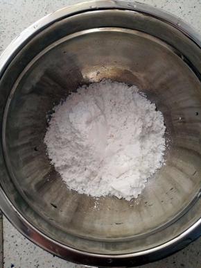 用一个干净的盆倒入称好的肠粉（如果没有厨房秤也没有关系，用一次性的纸杯，两纸杯粉，三杯清水的比例混合）