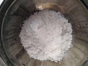 用一个干净的盆倒入称好的肠粉（如果没有厨房秤也没有关系，用一次性的纸杯，两纸杯粉，三杯清水的比例混合）
