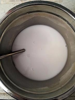 用勺子粉和水混合均匀，无结块无干粉的状态。