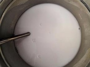 用勺子粉和水混合均匀，无结块无干粉的状态。