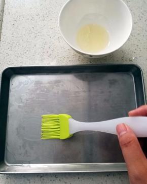 用油刷在托盘上刷上薄薄的一层食用油。
