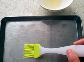 用油刷在托盘上刷上薄薄的一层食用油。