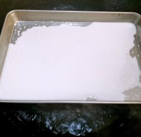 将托盘放在水开的蒸锅里。