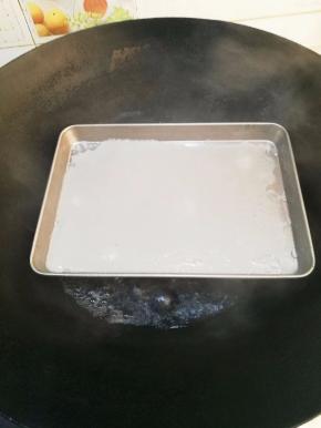 蒸一分钟左右，知道肠粉水变凝固，透明。