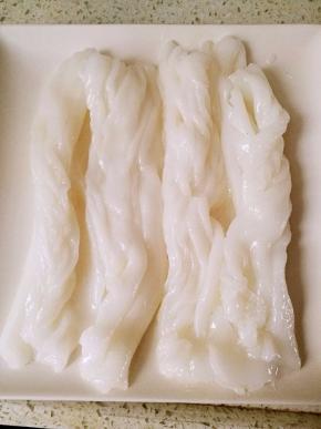 在重复刷油，蒸皮，取出来，挂下了的步骤，一般一个人的分量是四张皮。