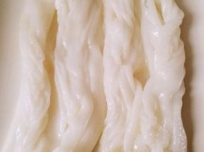 在重复刷油，蒸皮，取出来，挂下了的步骤，一般一个人的分量是四张皮。