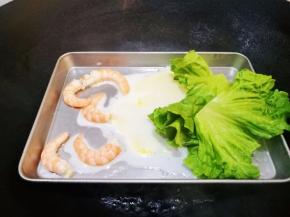在托盘里刷上一层油，鸡蛋和虾仁放到托盘中，大火蒸熟，在放生菜。