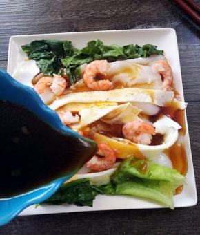 淋上煮好的酱汁。