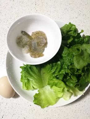 准备一些喜欢的配菜，鸡蛋，虾仁，生菜等。