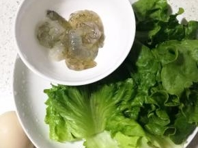 准备一些喜欢的配菜，鸡蛋，虾仁，生菜等。