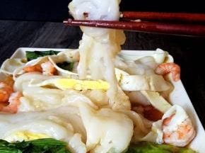 美味的鸡蛋虾仁肠粉就做好了。