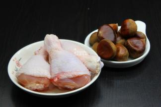 准备食材：鸡腿、栗子、红辣椒、青辣椒、香葱等；