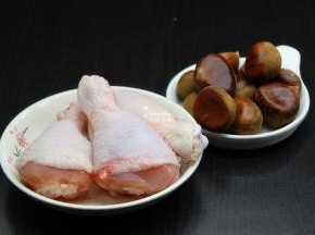 准备食材：鸡腿、栗子、红辣椒、青辣椒、香葱等；