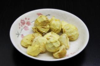 栗子去壳、去膜、洗净沥干水；