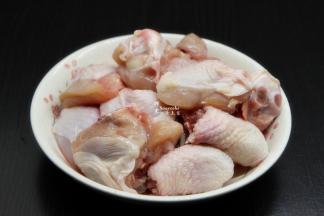 鸡腿洗净、切大块；