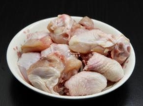 鸡腿洗净、切大块；