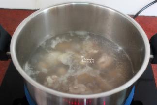 清水煮沸，放入鸡腿，去血腥；