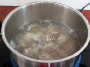 清水煮沸，放入鸡腿，去血腥；