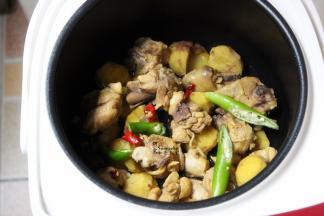 等煮好（自动跳转煮好），放辣椒、盐、生抽盐；