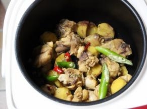 等煮好（自动跳转煮好），放辣椒、盐、生抽盐；