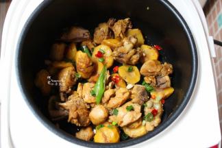 开着盖再按煮饭键收汁，放香葱拌均即可