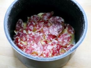 7.将香肠片平铺在土豆块上。
