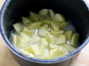 5.将土豆块平铺在大米上。
