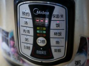 8.启动煮饭的电锅。
