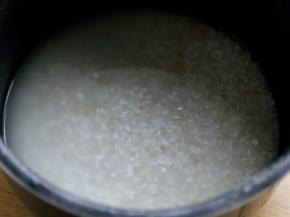 3.加入比平常煮饭稍微少一些的水，具体要根据蔬菜的水分定。
