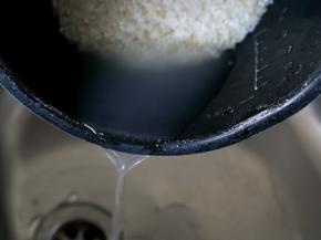 2.大米淘洗干净。
