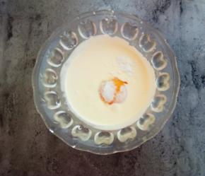 加入蛋黄、白糖、玉米淀粉