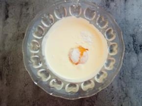 加入蛋黄、白糖、玉米淀粉