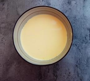 搅拌均匀后用筛子过筛一下